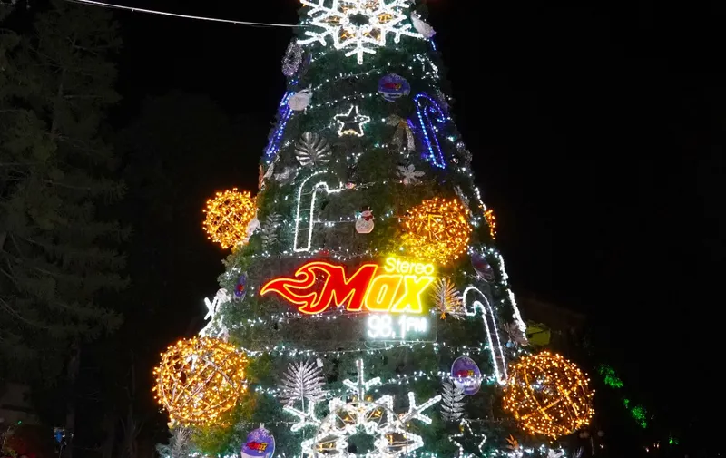 Texmeluquenses asisten con entusiasmo al encendido del árbol navideño