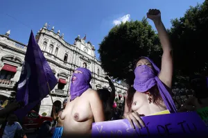 Marchan mujeres contra la violencia de género y feminicidios