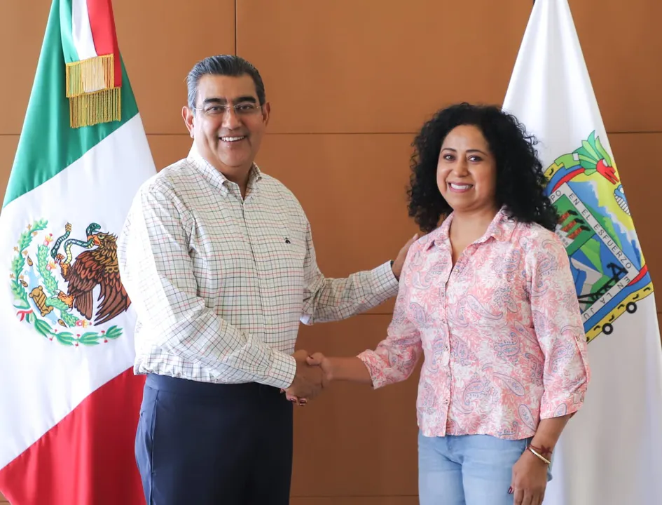 Gobernador Sergio Salomón Céspedes Peregrina junto con Morayma Rubí Joven. Foto: X / @SergioSalomonC