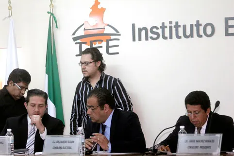 Entre descalificaciones estrenan reforma electoral en el IEE