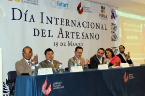 Apoya gobierno artesanos poblanos con nuevos canales de comercialización