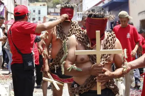 Salen Engrillados en su viacrucis en Atlixco