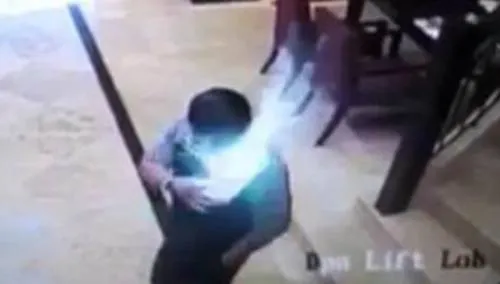 Sin motivo alguno, a este hombre le explotó su celular en la camisa