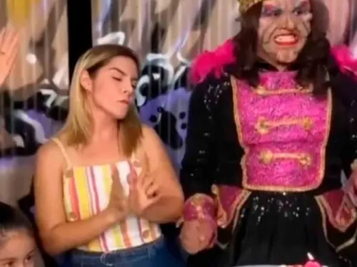 Karla Panini recrea video de niñas del pastel y la critican por arruinarlo