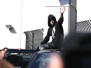 Bieber sale libre tras pagar 2 mil 500 dólares