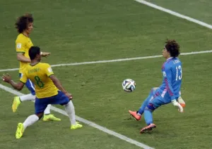 Ochoa, el salvador de México, da empate contra Brasil