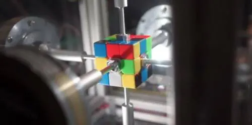 Un robot del MIT resuelve un cubo de Rubik en menos de 0.4 segundos