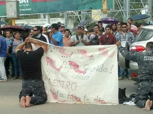 CNTE amenazó con quemarnos: Policía agredido en Oaxaca