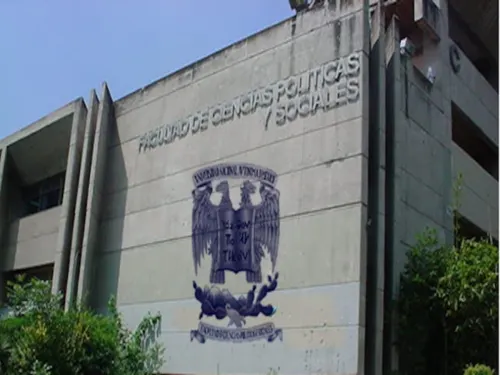 Encapuchados toman la FCPyS por diplomado de Ricardo Anaya