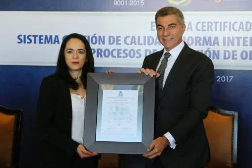 Tony Gali recibe certificado de calidad por los procesos de licitación de obra pública