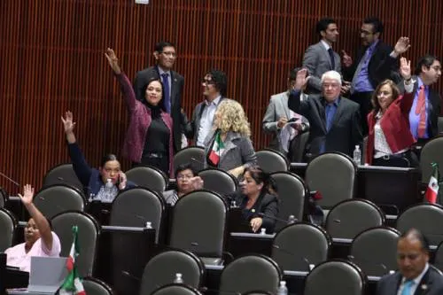 Se suman diputados del Verde y MC a Morena
