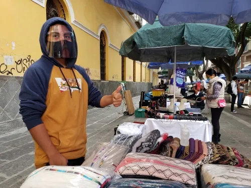 Artesanos y comerciantes regresan a la plaza John Lennon y Los Sapos