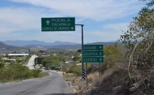 Detienen camioneta con 500 despensas en Cuayuca de Andrade