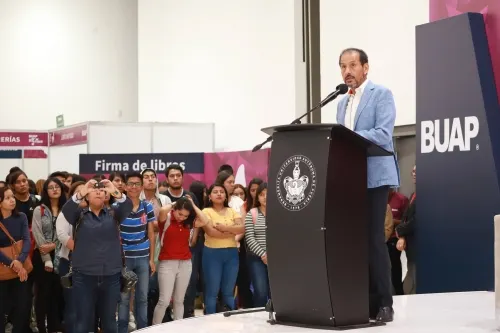 Adquiere BUAP 14 nuevas unidades del STU; tarifa no incrementará: Esparza Ortiz