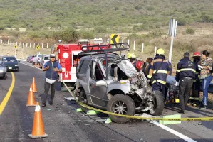 Tráiler impacta camioneta y mata a conductor en la Siglo XXI