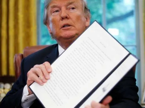 Frena Trump separación de familias migrantes tras presión mundial