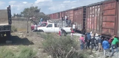 Pobladores roban costales de azúcar de un tren en Cañada Morelos