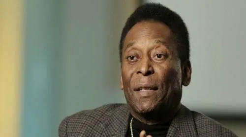 Pelé deseó pronta recuperación a Maradona tras operación