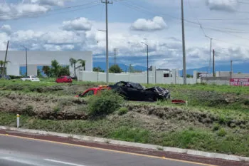 Fallece conductor tras volcarse y caer a una barranca en la Vía Atlixcáyotl