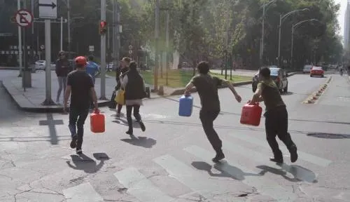 Cofepris emite recomendaciones para recipientes utilizados por desabasto de gasolina