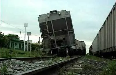Descarrilan tren para robar su mercancía en Cañada Morelos