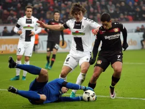 Ni de penal; ‘Chicharito’ falla y deja escapar victoria del Bayer