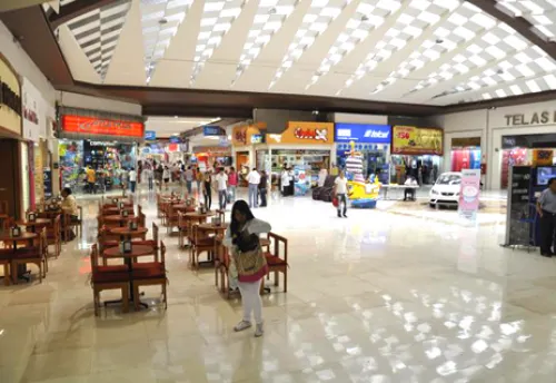Baja afluencia de centros comerciales por Covid-19, pero siguen operando