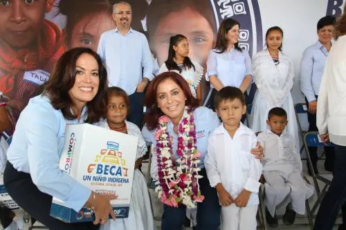 Dinorah López de Gali entrega apoyos del programa “Beca un niño indígena”