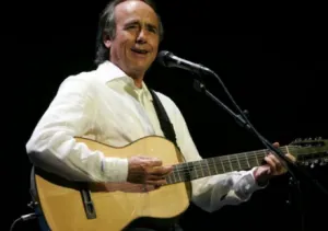 Exige Serrat en su concierto el regreso con vida de los 43 normalistas