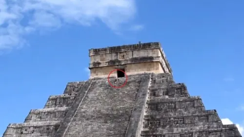 #LadyKukulkán: mujer esparce cenizas de su esposo en Chichén Itzá