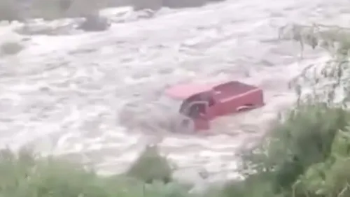 Encuentran con vida a la niña Génesis, arrastrada por el arroyo El Saucillo