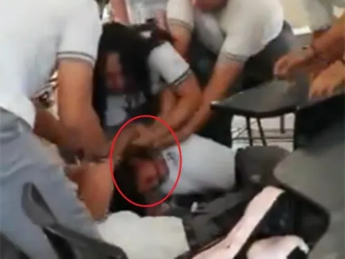 VIDEO: En feroz pelea una estudiante le arranca el cuero cabelludo a otra