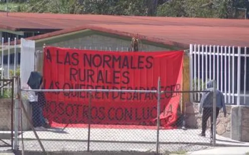 Acuerdan SEP y normalistas convocatoria para elegir a director interino