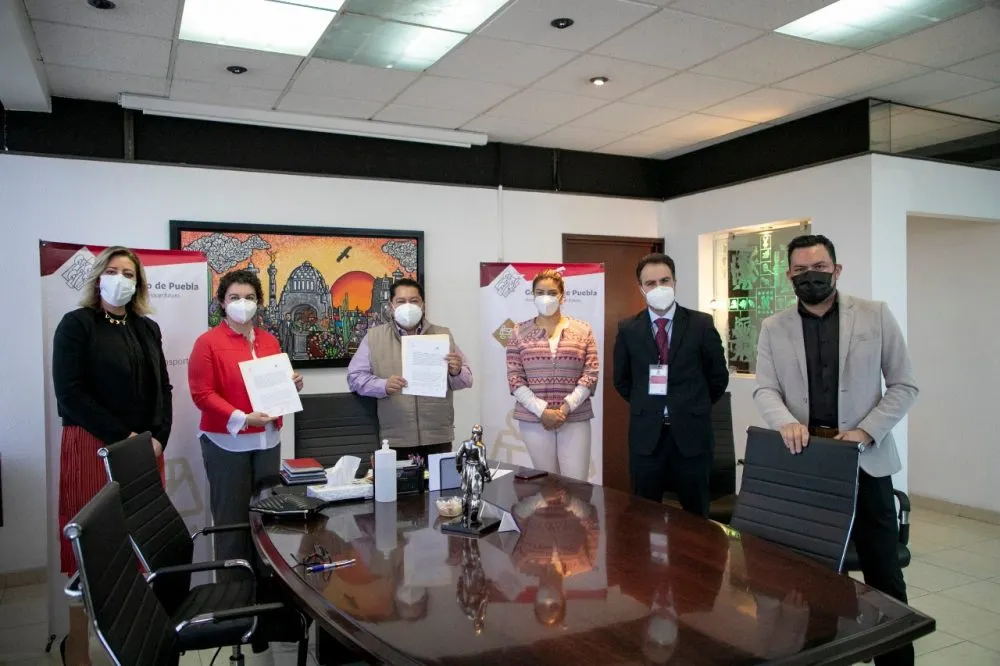 Firman SMT e IEU convenio de colaboración para brindar becas a trabajadores