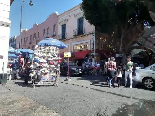 Además de invadir la calle, Rivera les permite a los ambulantes usar mobiliario urbano