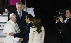 Llega Francisco a México; miles lo reciben entre cantos y música
