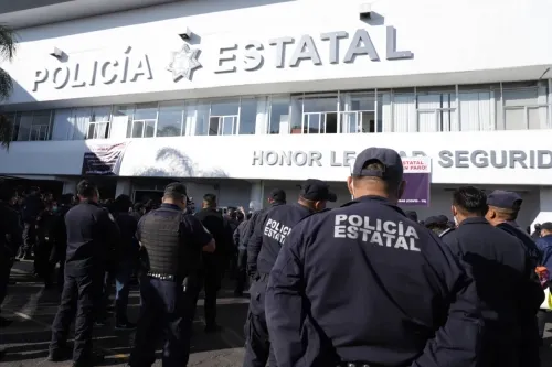 Continúa paro de policías estatales; realizan marcha a Casa Aguayo