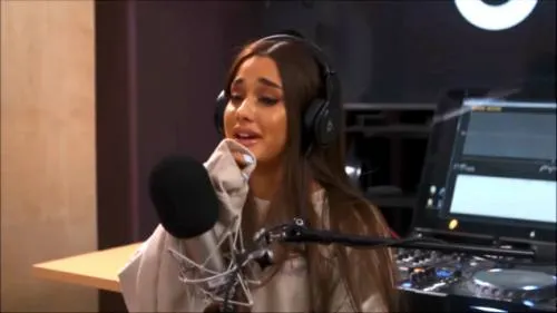 Ariana Grande rompe en llanto al recordar atentado de Manchester (VIDEO)