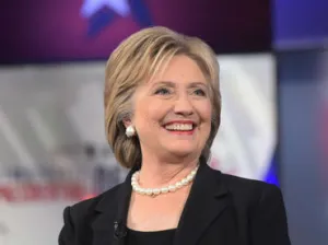 Bernie Sanders aumentaría impuestos a la clase media: Hillary Clinton