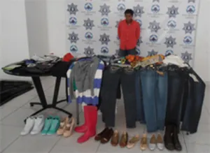 Detienen a sujeto por robar vehículo y ropa en San Andrés