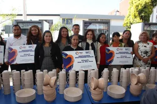 Dinorah López de Gali entrega apoyos a las familias de Coronango