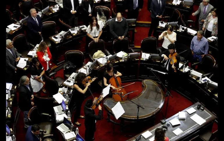 Un grupo de mÃºsicos toca durante un sesiÃ³n, en Buenos Aires, del Congreso argentino que debate el proyecto de ley que busca agravar las penas de los actos de violencia que se cometan en los estadios de futbol y el que prevÃ© la creaciÃ³n del