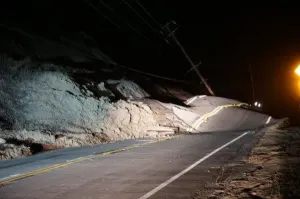 Carretera de California queda hecha pedazos por extraño fenómeno