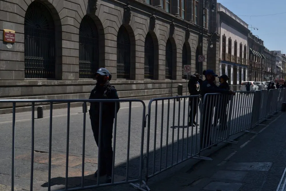 Ordena MBH retiro de vallas del CH ante el 8M