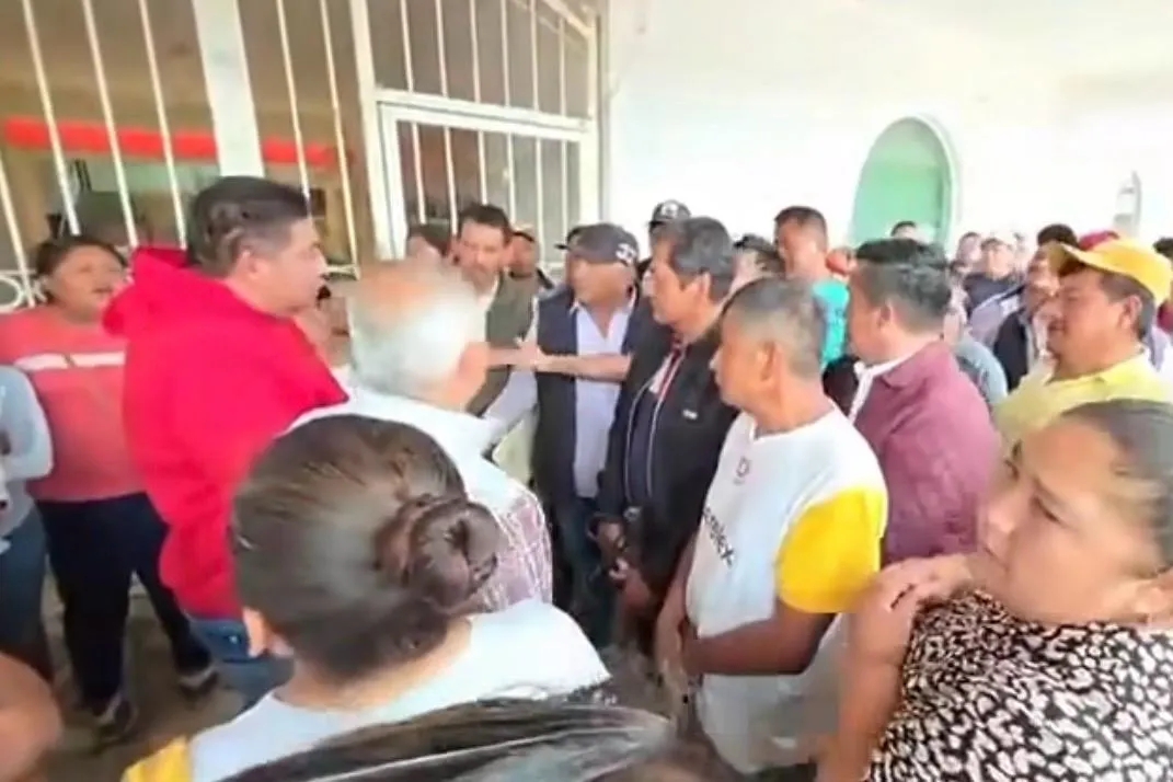 Habitantes de Atoyatempan soldan puertas del Ayuntamiento para exigir mayor seguridad ante incremento de robos