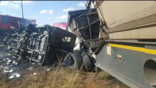 Mueren 20 niños en volcadura de autobús en Sudáfrica