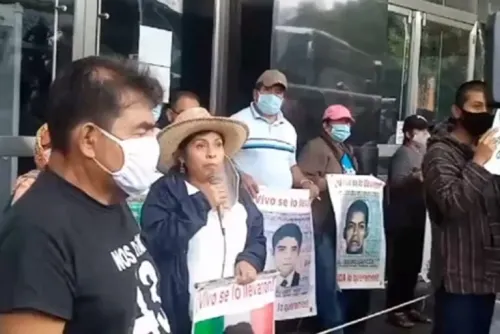 A 6 años de la desaparición de los 43 normalistas de Ayotzinapa, padres protestan frente a la PGR