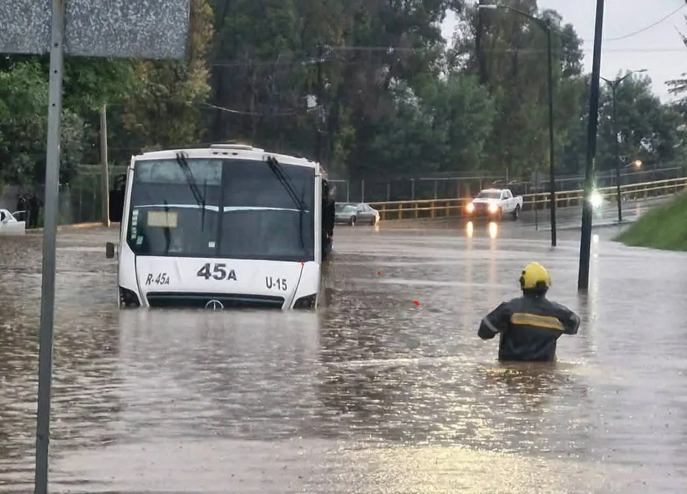Inundacion Bus Ruta 45 A Varado Bulevar Vicente Suarez
