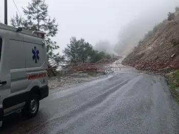 Cierran tramo de la carretera Azumbilla–Tlacotepec por deslave en Ajalpan