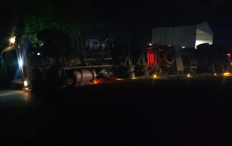 Vuelca tráiler con tablas de madera en la autopista México-Puebla; reportan un herido